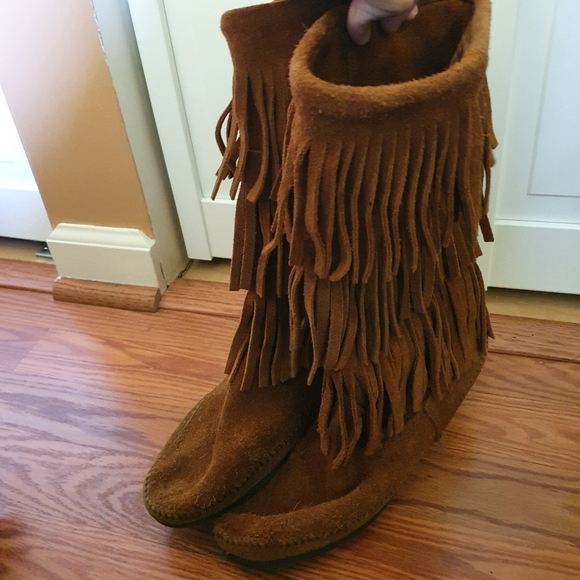 Minnetonka 3-Layer Fringe Boot - Picture 3 of 4